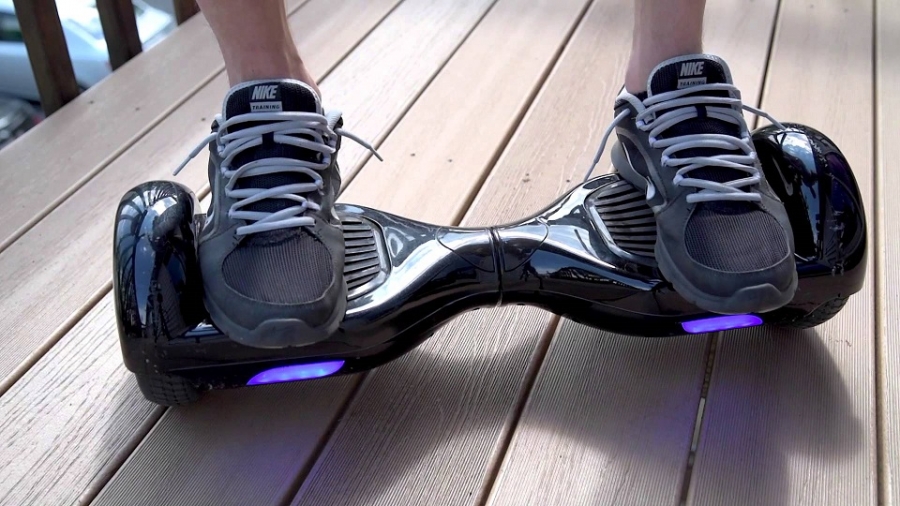 Che cos’è un hoverboard, come funziona e la tecnologia che c’è dietro uno skateboard elettrico.